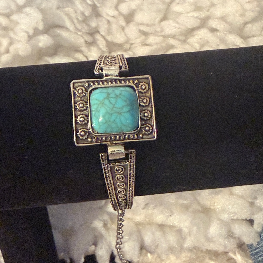 Womens Howlight Bracelet    NWOT